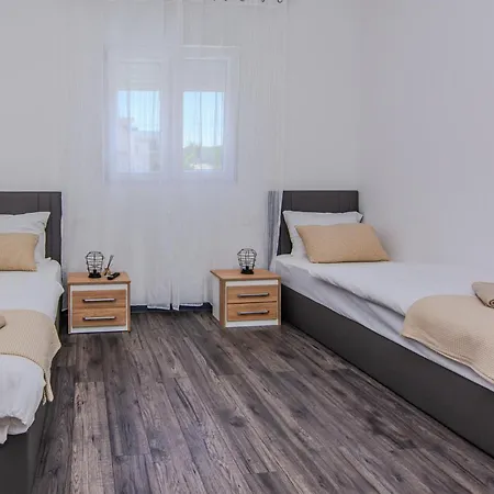 Schoenes Haus In - Cda400 Вир